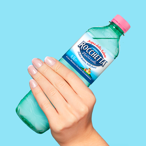 Sai che l’acqua aiuta a mantenere le unghie in salute?